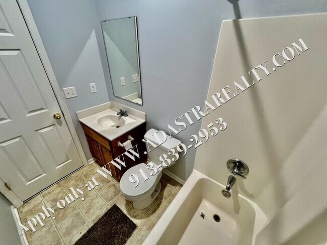 Building Photo - Beautiful Gardner Townhome-Available in MAY!!