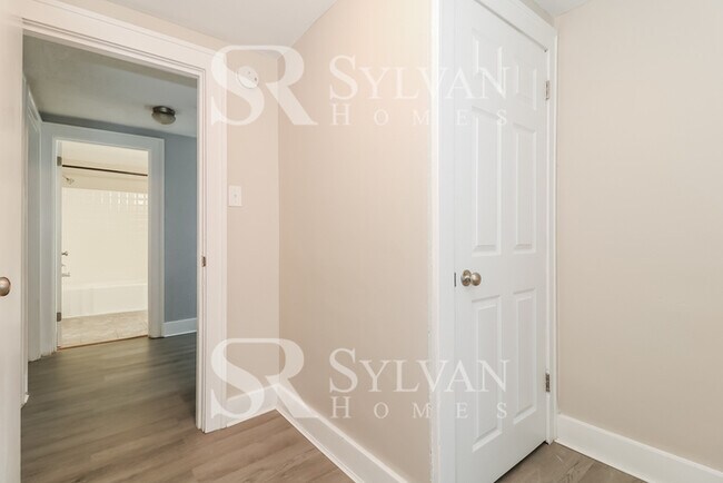 Building Photo - Beautiful 3BR 1.5BA Home