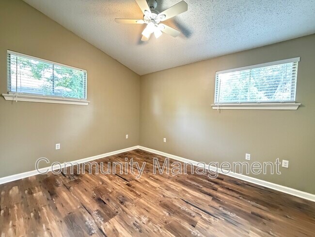 Building Photo - 1442 Clinton Dr
