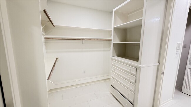 Building Photo - 4601 Country Club View