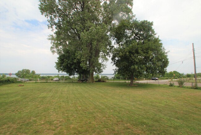 Building Photo - 810 W 2nd St