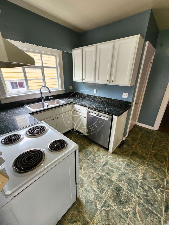 Building Photo - Charming 3-Bedroom Home with Spacious Rooms, Garage & Appliances Included!