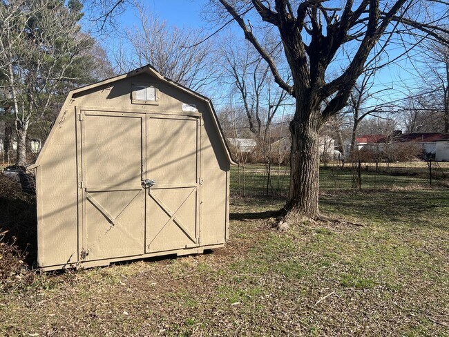 Building Photo - 2 Bedroom 1 Bathroom home in Southeast Springfield for $995!