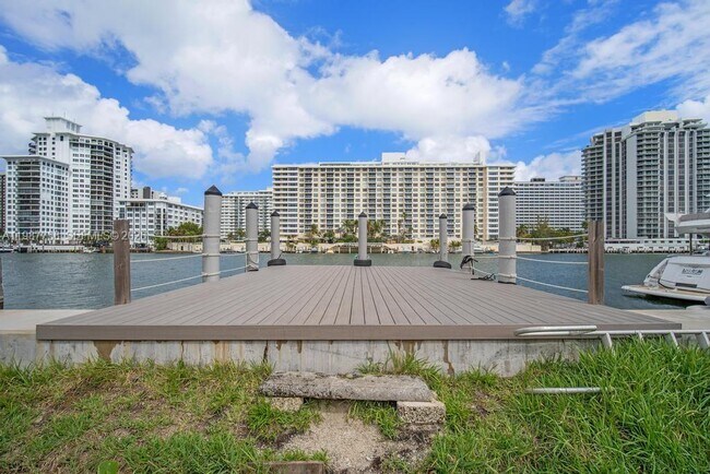 Building Photo - 5661 Pine Tree Dr