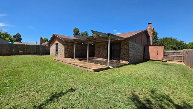 Building Photo - Great 3 Bedroom Home in Yukon!  $1450!