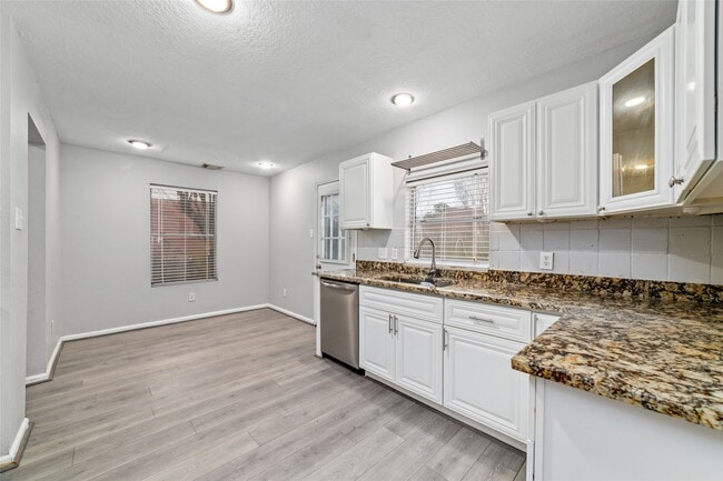 Building Photo - 10810 Meadow Walk Ln
