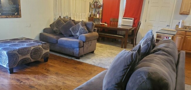 Building Photo - Handicap Accessible 2 bd, 2 ba - Beautiful...