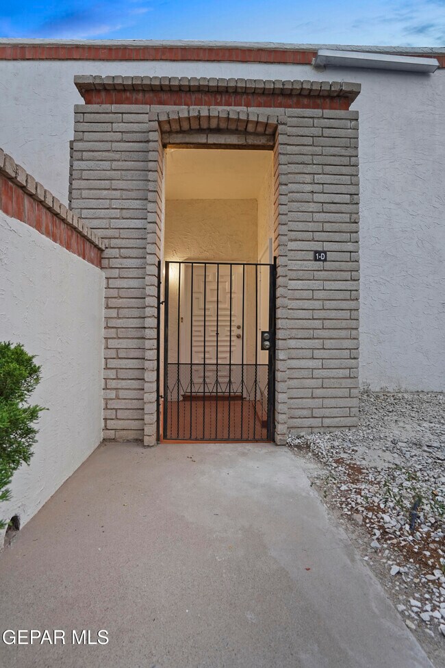 Building Photo - 6201 Escondido Dr
