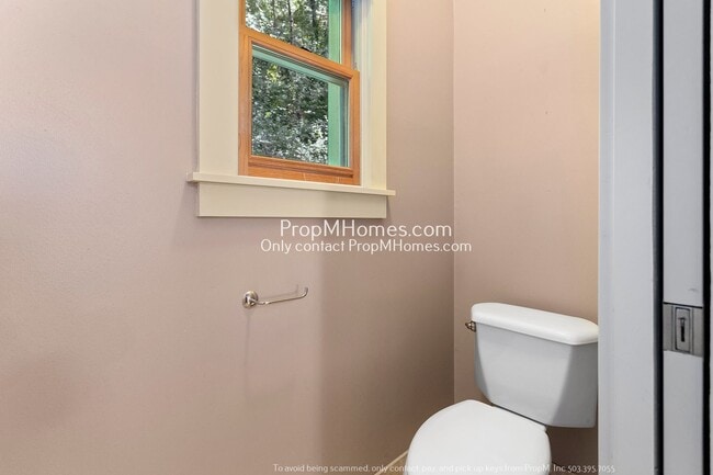 Building Photo - Stunning Two-Bedroom End Unit Condo in Goose Hollow Foothills!