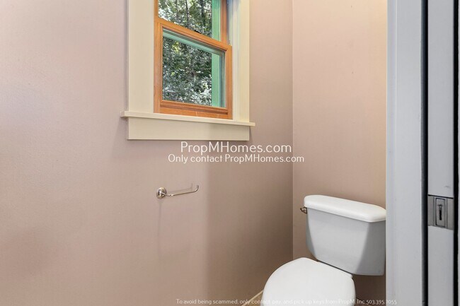 Building Photo - Two-Bedroom End Unit Condo in Goose Hollow! FREE PET RENT & DEPOSIT SPECIAL