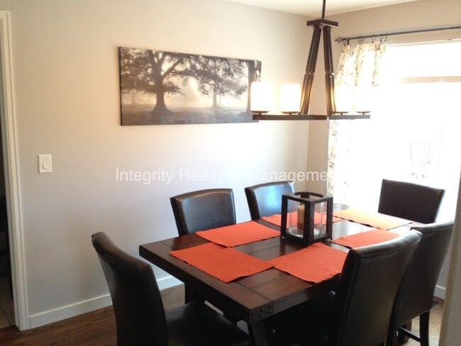 Building Photo - 305 Dunhill St