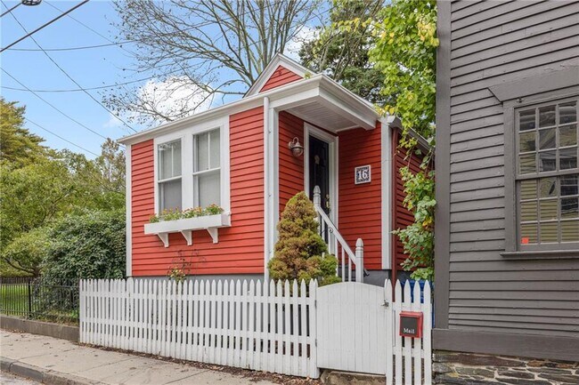 Primary Photo - 16 Thames St