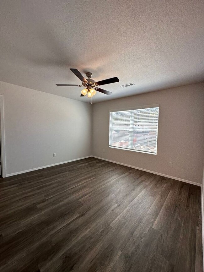 Building Photo - Three Bedroom | Two and a Half Bathroom Ho...