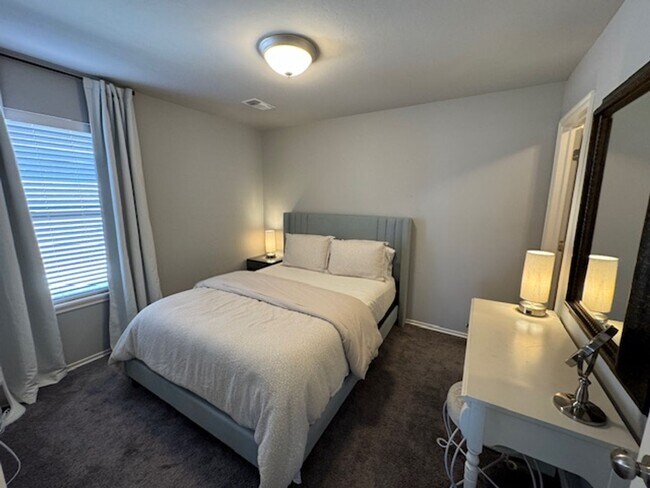 Building Photo - 3 bed 2 bath located in Norman, with neighborhood amenities!