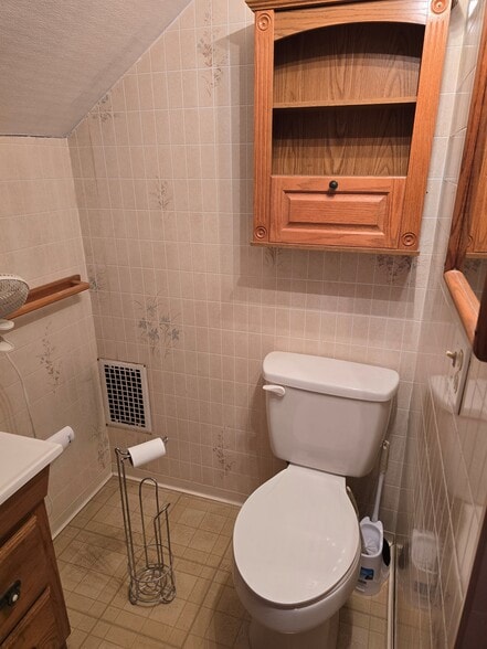 FUll bath - 10 Forest St