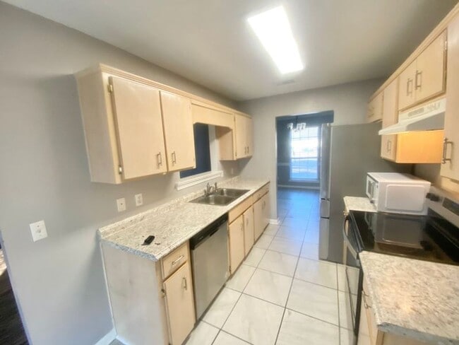 Building Photo - Brick Ranch styled home, located in the vibrant community of Pooler, GA