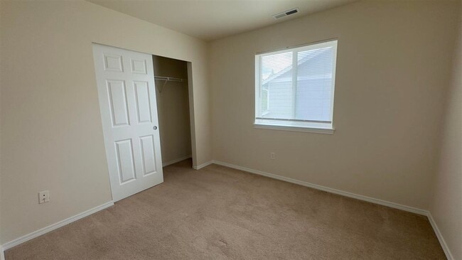 Building Photo - 3 Bedroom, 2.5 Bathroom house!!