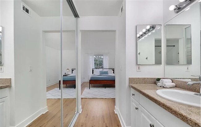 Building Photo - Comfortable Living in This Beautiful 1BR