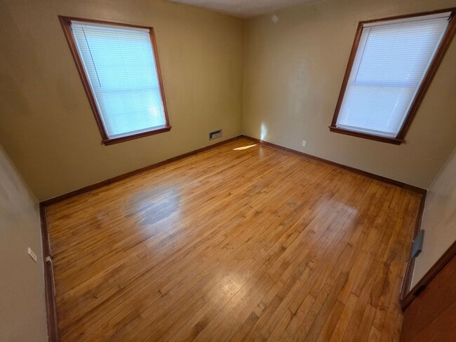 Building Photo - 513 Putnam Dr