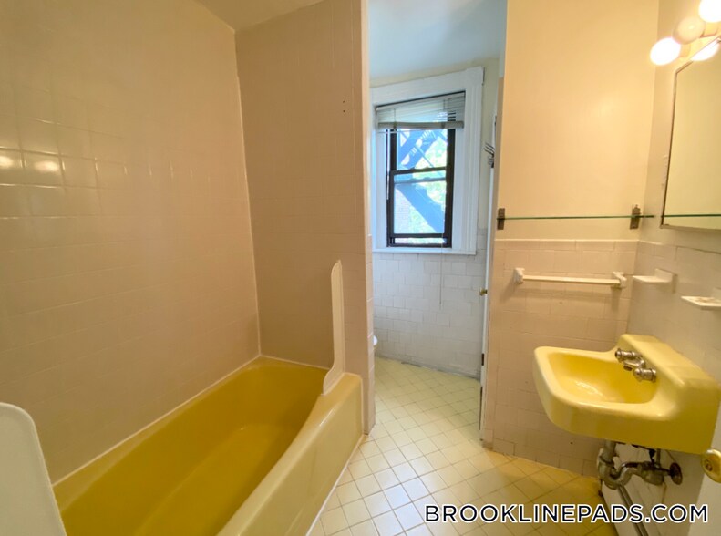 Building Photo - 1728 Beacon St