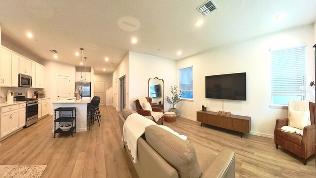 Building Photo - 554 Orient Ave