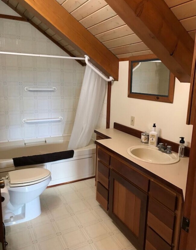 Building Photo - FURNISHED SEASONAL RENTAL