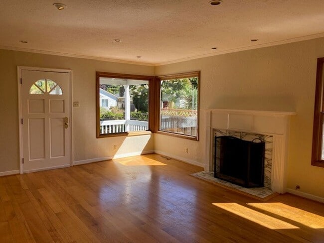 Building Photo - Charming home in great location