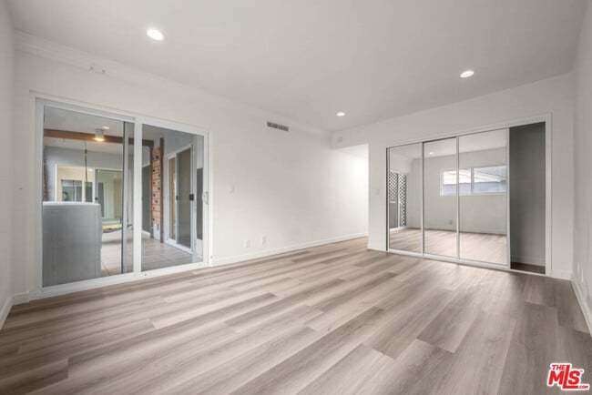 Building Photo - 423 Rexford Dr