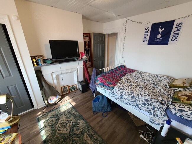 Building Photo - SPACIOUS 4 BEDROOM IN THE HEART OF OAKLAND