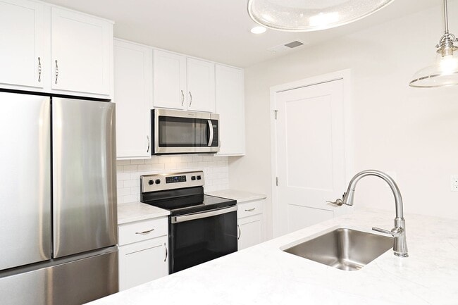 Building Photo - End-Unit Apartment With $500 Move-in Special