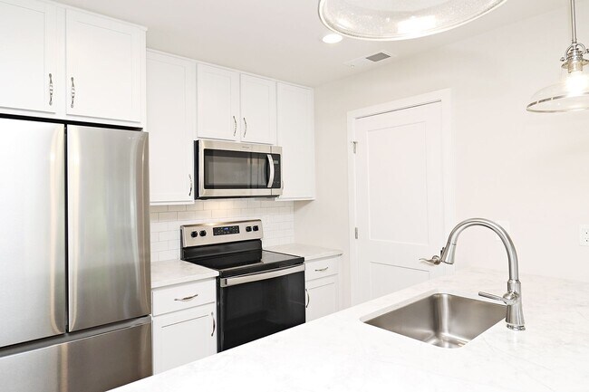 Building Photo - End-Unit Apartment With $500 Move-in Special