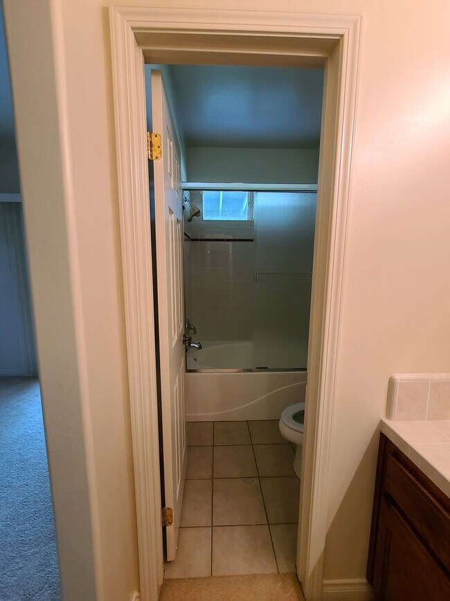 Building Photo - 4/2 bathroom located close to schools, sho...