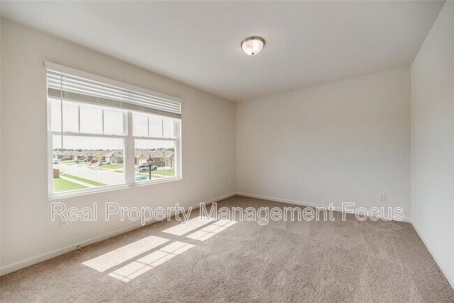 Building Photo - 713 Peach Tree Ln