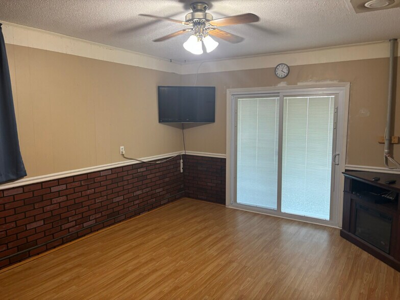 Building Photo - 638 Chitwood Dr