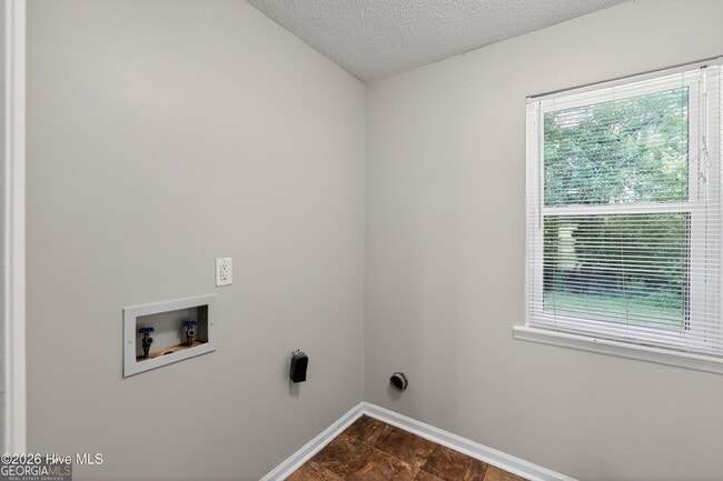Building Photo - 3016 Mistletoe Ave