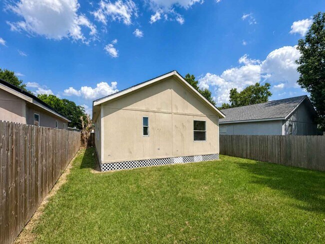 Building Photo - 11919 Kingslake Forest Dr