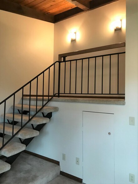 Building Photo - 408 Holly Ln