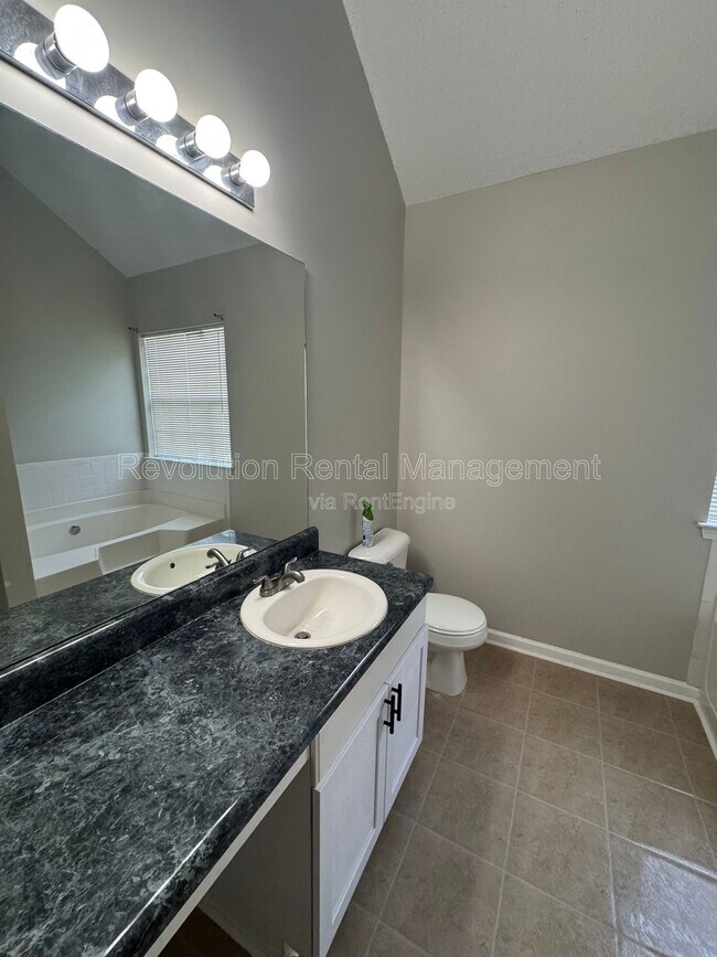 Building Photo - 1618 Village Pl Cir NE