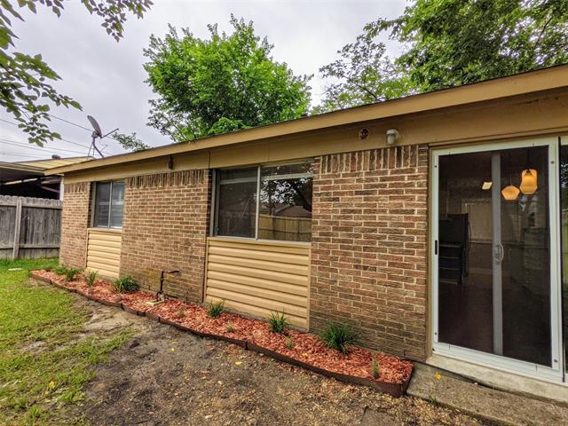 Building Photo - 2121 Travis Dr