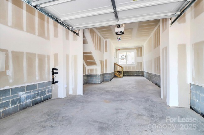 Building Photo - 5731 Castlerea Dr