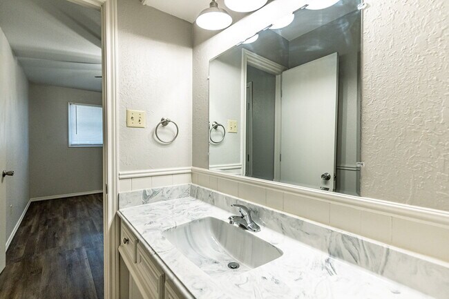 Building Photo - Sleek South Loop Duplex | Updated 2-bed with Garage