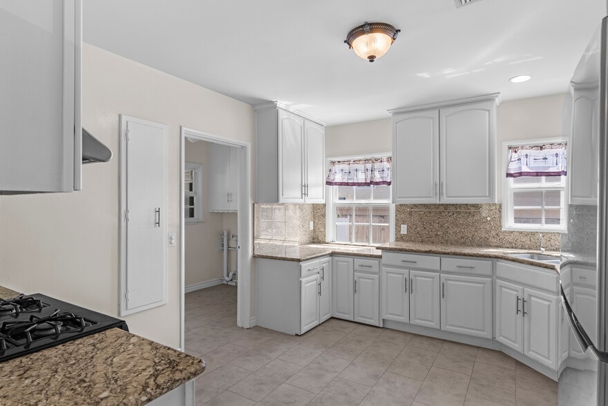 Building Photo - 550 Clement Dr