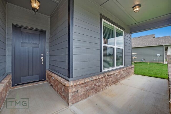 Building Photo - New Listing! Enclave at Parker Village!