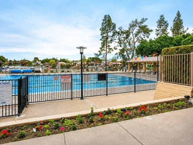 Building Photo - 5200 S Lakeshore Dr