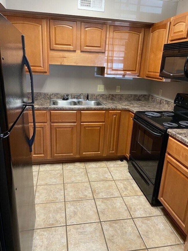 Building Photo - Cozy 2 Bed 2 Bath Condo Available NOW!