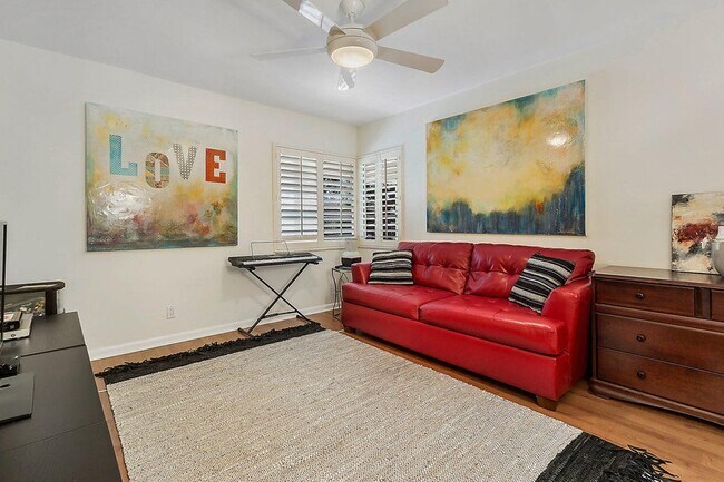 4th bedroom w large walk in closet plantation shutters - 2535 NW 41st St