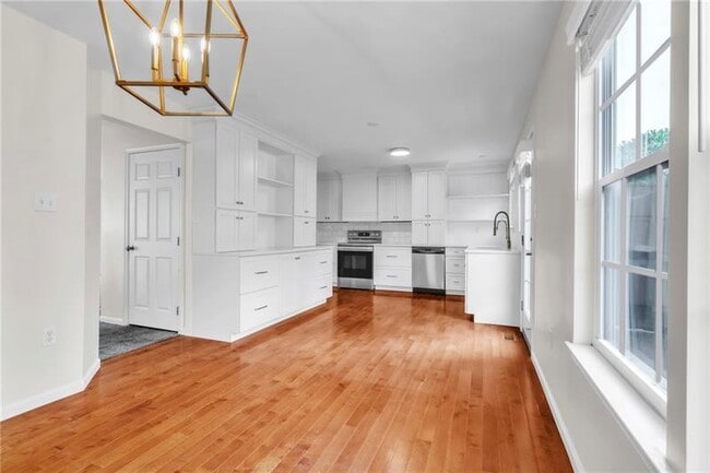Building Photo - 305 Broadstone Dr