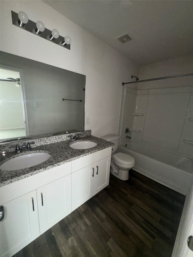 Building Photo - 15740 Del Norte Dr