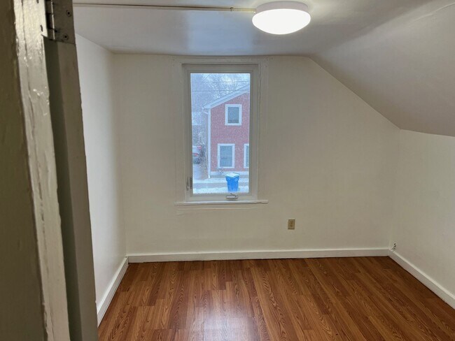 Building Photo - 15-17-17 Peru St