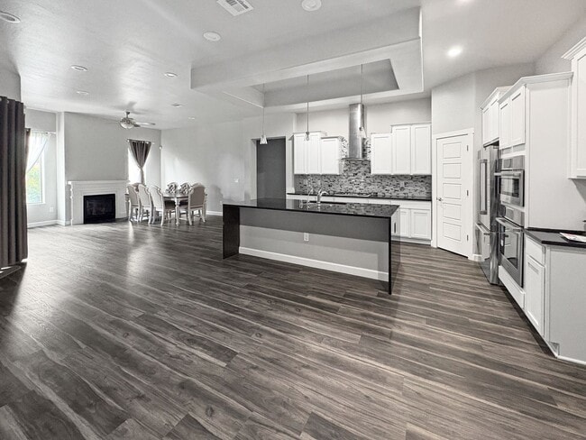 Building Photo - 2916 N Amor Ave